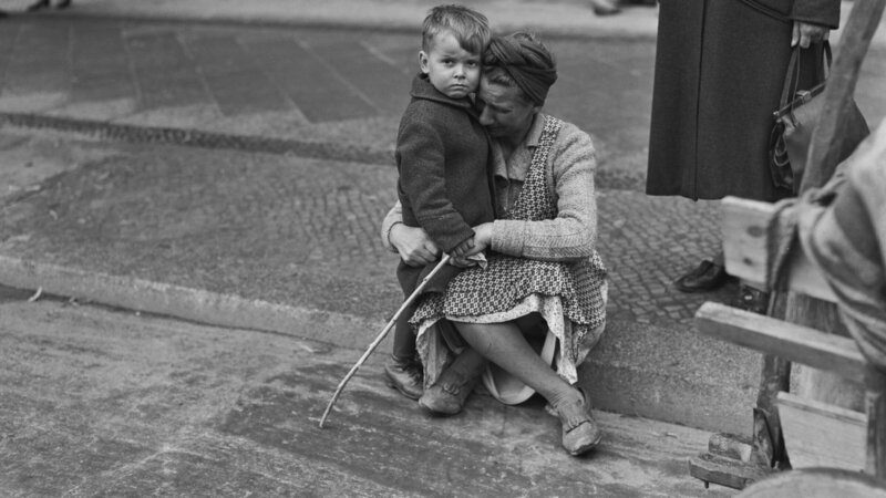 Bei Kriegsende sind Millionen Deutsche aus den ehemaligen Ostgebieten auf der Flucht. „Terra X History“ erzählt ihre Geschichten von Aufbruch, Leid und Zuversicht. – Bild: ZDF und Hulton Archive /​ Keystone