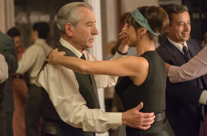 Emilio López (José Sacristán, l.) und Ines (Ingrid Rubio, r.). – Bild: WDR/​Manuel Fernandez-Valdes/​Beta Film GmbH