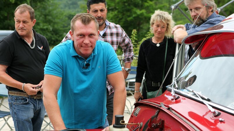 Auto-Kenner Otto Schulte (vorne) ist in seinem Element wenn es darum geht Interessenten den Oldtimer schmackhaft zu machen – Bild: Good Times /​ RTL II