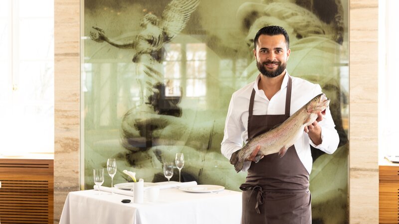 Kreiert aus Essen ein Luxuserlebnis: Küchenchef Dennis Kuckuck ist Koch aus Leidenschaft. – Bild: ZDF und Jürgen Lindemann