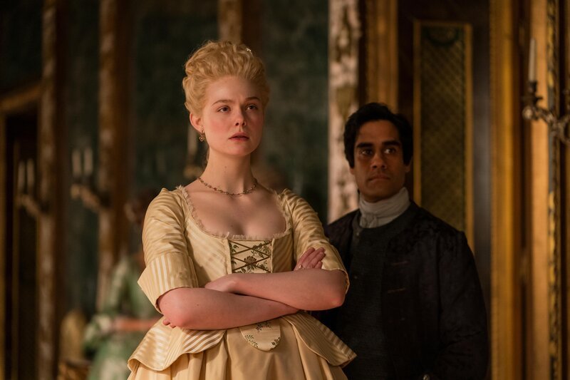 The Great -- „The Devil’s Lunch“ – Episode 204 -- The Ottoman Ambassador pays Catherine a visit. Catherine (Elle Fanning) and Orlo (Sacha Dhawan), shown. – Bild: WDR/​Hulu/​Gareth Gatrell