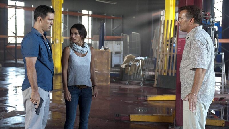Nachdem Michael (Jeffrey Donovan) den Mörder seines Bruders überwältigen konnte, schmiedet er gemeinsam mit Fiona (Gabrielle Anwar) und Sam (Bruce Campbell) einen Plan, wie sie möglichst unauffällig zurück nach Miami gelangen. – Bild: RTL /​ USA Network