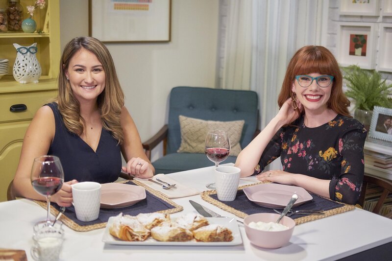 Mary bereitet für ihre Freundin Sarah ein Fleisch- und Kartoffelgericht zu. – Bild: MARY PRODUCTIONS LIMITED.