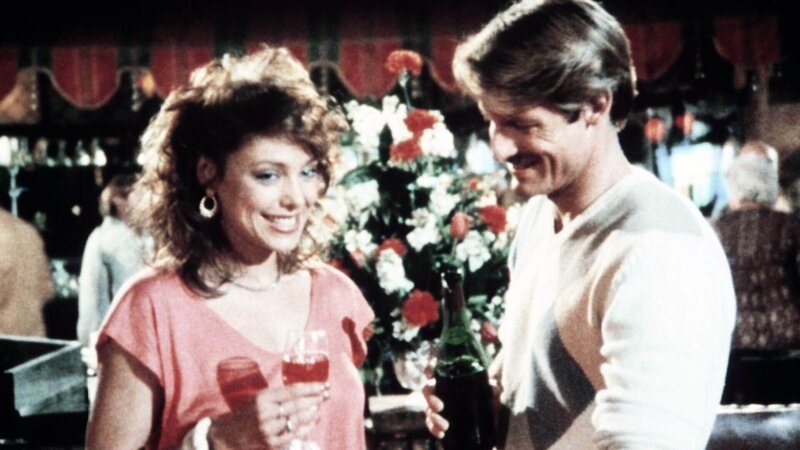 Cody (Perry King) ist von dem Charme und dem Temperament der Italienerin Giovanna (Ava Lazar) völlig fasziniert. – Bild: (c) RTL Crime