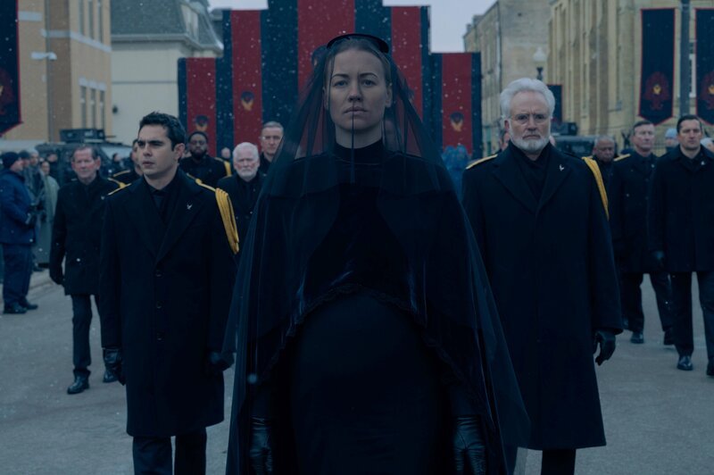 The Handmaid’s Tale -- „Ballet“ – Episode 502 -- June struggles to move on with her life in Toronto. Serena plans an elaborate memorial. Aunt Lydia and Janine prepare Esther for her first posting as a Handmaid. Nick (Max Minghella), Serena (Yvonne Strahovski) and Commander Lawrence (Bradley Whitford), shown. – Bild: Sophie Giraud /​ HULU /​ RTS