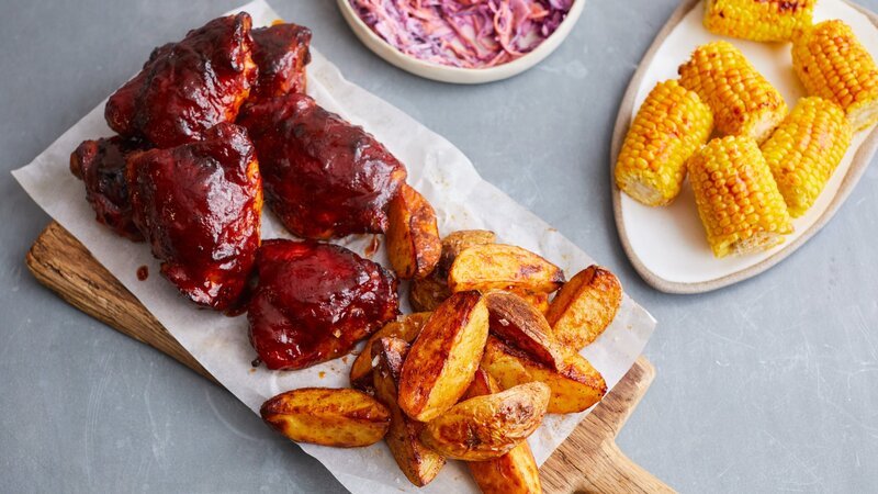 Barbecue-Hühnchen mit Mais und Krautsalat. – Bild: ORF/​Fremantle/​Jamie Oliver Enterprises Ltd/​Devon Jeffs