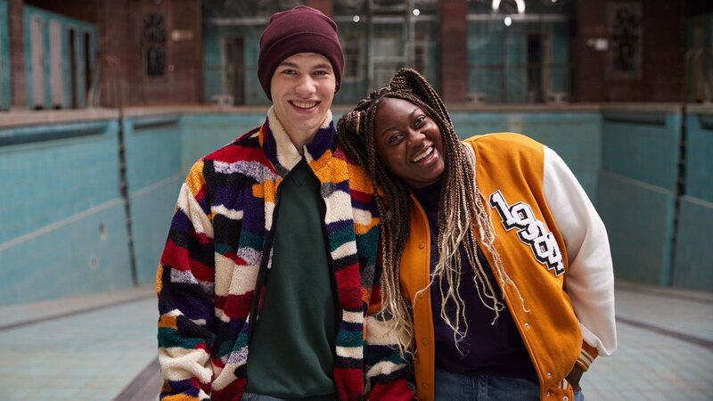 Juli (Jedidah-Isabel Annor, r.) soll für Rapper Micky (Valentin Oppermann, l.) eine Choreografie entwickeln. Die beiden kommen sich während der Proben näher. – Bild: ZDF und Sophia Emmerich.