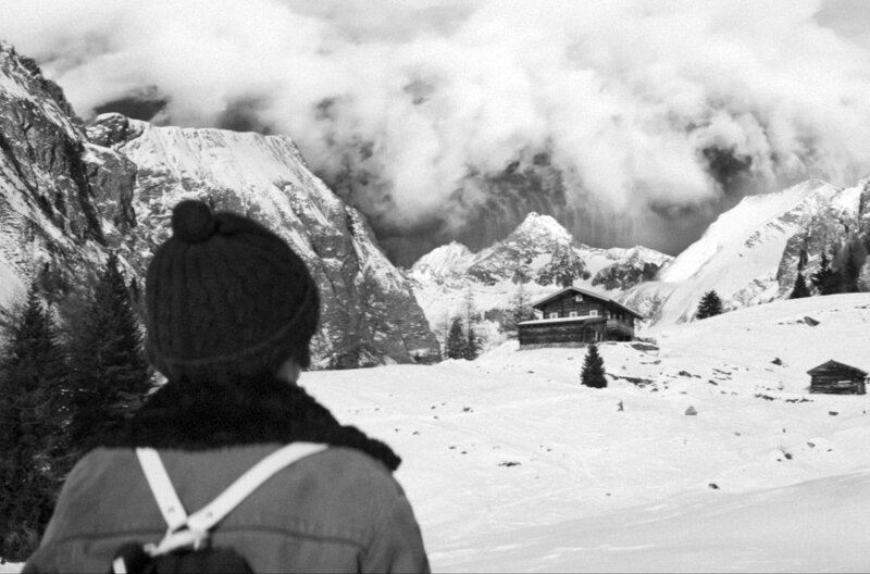 Johnny (Emanuel Waldburg-Zeil) beobachtet die bizarren Wolkenformationen, die sich vor ihm auftürmen. Merkwürdige Ereignisse häufen sich – Menschen verschwinden plötzlich, andere tauchen doppelt auf. – Bild: Ma.ja.de. Fiction/The Barricades/Panama Film/Catpics/Roland Stuprich Johnny (Emanuel Waldburg-Zeil) beobachtet die bizarren Wolkenformationen, die sich vor ihm auftürmen. Merkwürdige Ereignisse häufen sich – Menschen verschwinden plötzlich, andere tauchen doppelt auf. – Bild: Ma.ja.de. Fiction/The Barricades/Panama Film/Catpics/Roland Stuprich
