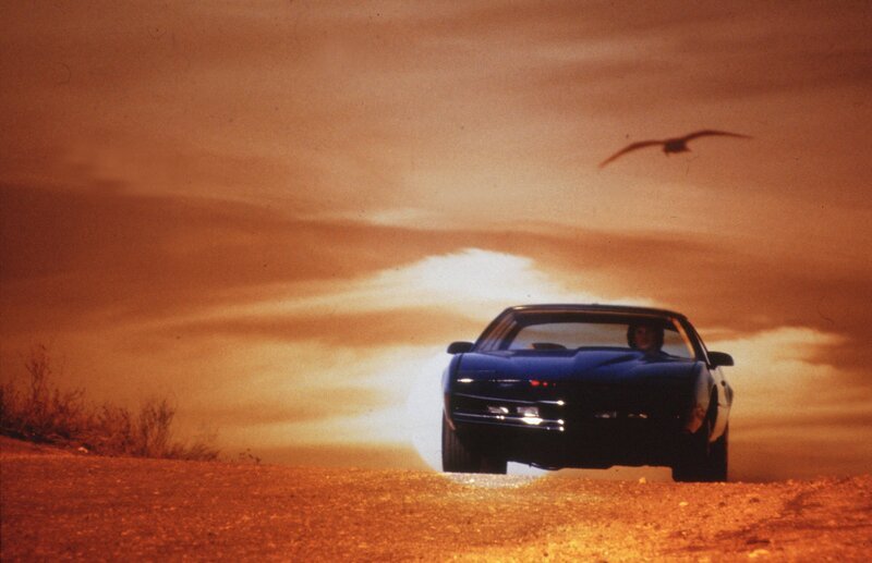 Marco Berio, ein ehemaliger Mitarbeiter von F.L.A.G, nutzt seine Kenntnisse von K.I.T.T. um die CPU des Trans Am außer Kraft zu setzen und ihn gegen seinen Besitzer Michael Knight zu wenden. – Bild: Turner /​ © Universal City Studios, Inc. All Rights Reserved.