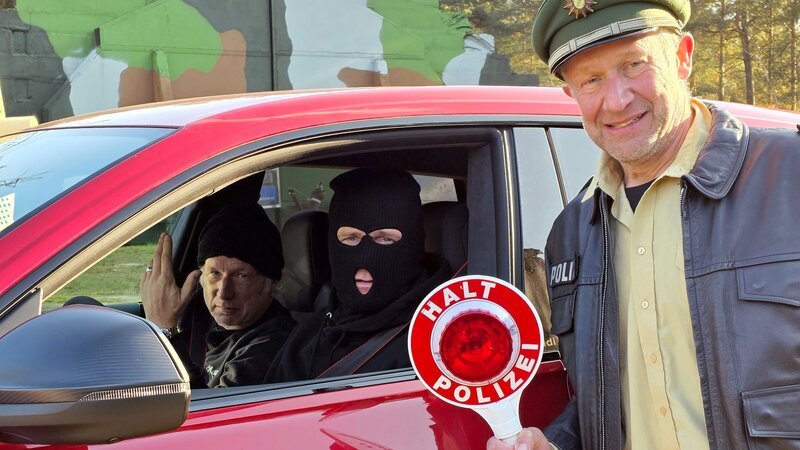In einer Neuauflage von 'Der Perfekte Fluchtwagen' mit Wachtmeister Schelle (re.) geben sich die GRIP-Cracks voll auf die Zwölf! Es geht darum, die Diebe der sagenumwobenen 'Mona Malmedie' zu stellen. – Bild: RTLZWEI