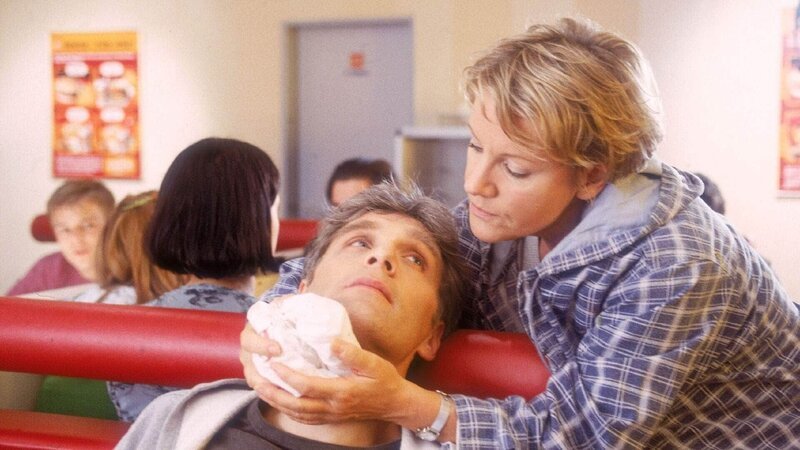 Das hat gesessen! Nikola (Mariele Millowitsch) muss Schmidt (Walter Sittler) verarzten, nachdem Pauli ihn zu Boden geschlagen hat. Dabei wollte Schmidt sie doch nur beschützen … – Bild: MG RTL D