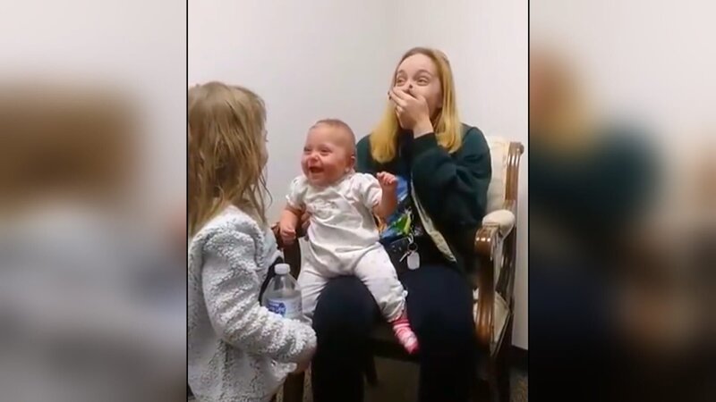 Pictured: The touching moment that a baby hears her big sister laughing for the first time  This programme features:   An unbelievable story of a couple on their first date who were caught on the camera the moment one of them had a heart attack.   Two local antique dealers in Maryland, USA are forced to make a death defying escape when their shop fills with water during devastating floods and a British man on holiday in Venice witnesses a huge cruise ship crashing into a small, leisure boat.    Also, the touching moment that a baby hears her big sister for the first time, a biker in Australia who spots a baby kangaroo falling from its mother’s pouch and wildlife volunteers in the UK struggle to free a deer that’s become trapped.    And finally, a much-loved headteacher at a school in Greater Manchester, gets an incredible send off when the children perform a huge farewell flash mob. – Bild: ITV Studios Limited 2019 Lizenzbild frei