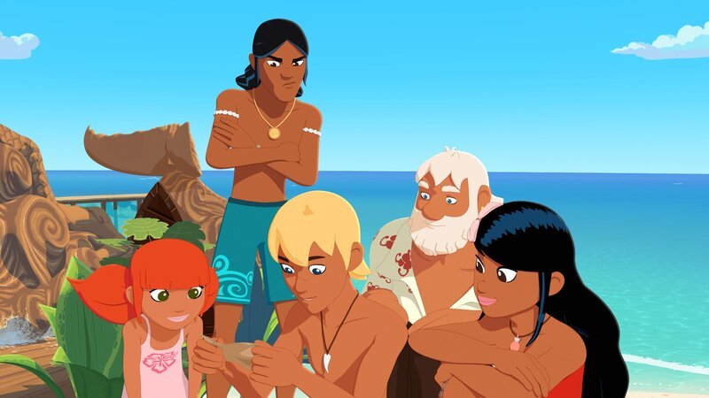 Marina (v.l.), Auru, Yann, Onkel Patrick und Timeti sind gespannt, was auf dem Papier steht, das sie in einer Flasche gefunden haben. Haben sie vielleicht eine Schatzkarte entdeckt? – Bild: ZDF/​Media Valley/​Marzipan Films