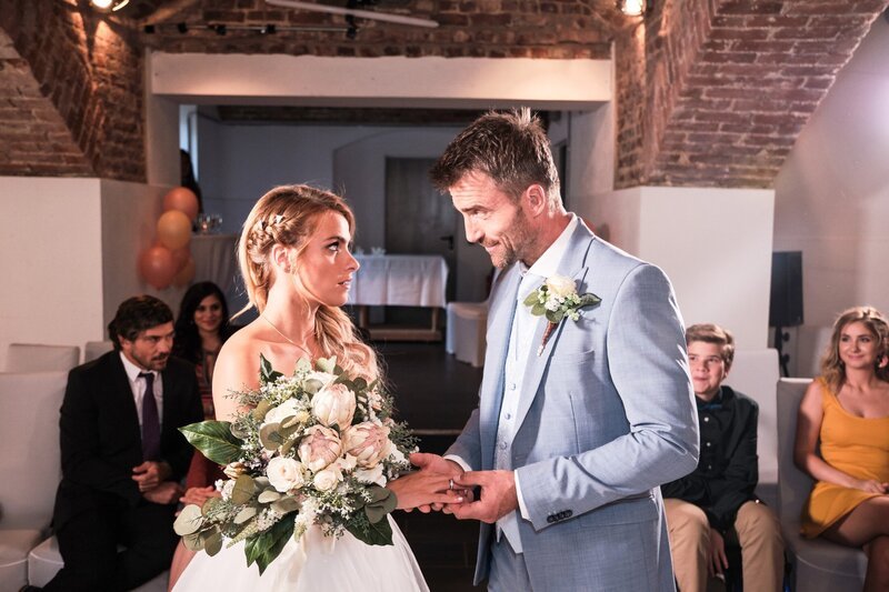 Sonja (Sarah Mangione) und Patrick (Robert Ritter) genießen ihre Hochzeit. Hinten v.l.: Manuel (Daniel Sellier), Gina (Tanja Tischewitsch), Kai (Alexander Vukomanovic), Marie (Sarah Buchholzer) – Bild: TVNOW /​ Stefan Behrens