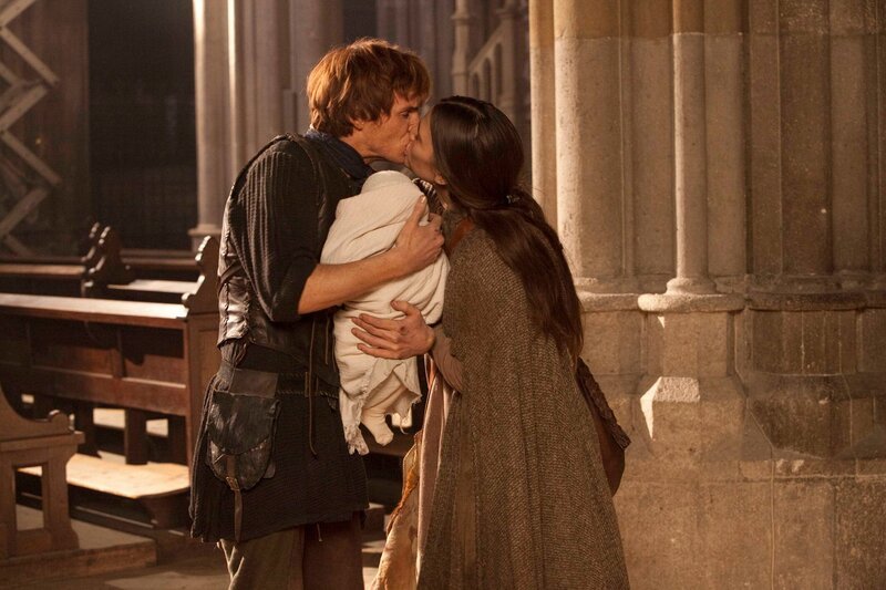 Endlich wieder vereint: Aliena (Haley Atwell) findet Jack (Eddie Redmayne) auf der Kathedralen-Baustelle im französischen Saint Denis. – Bild: LEONINE