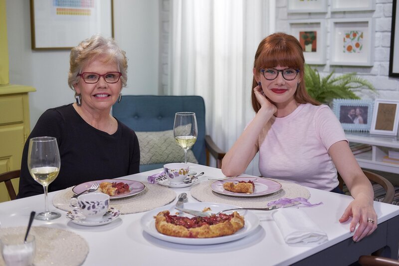 Mary bereitet für ihre Mutter ein frisches und geschmackvolles Abendessen, mit Lammkotelett und einem Erdbeer-Rhabarber-Galette zum Dessert zu. – Bild: MARY PRODUCTIONS LIMITED