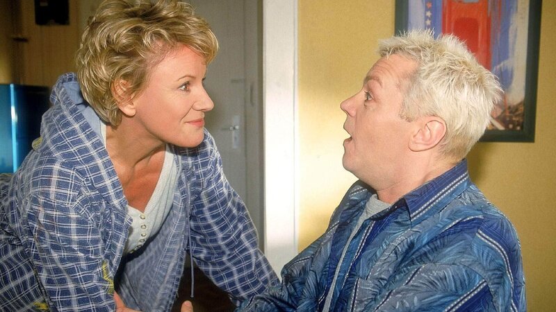 Tim (Oliver Reinhard) kann sich vor Aufregung kaum noch halten, weil er unbedingt wissen will, mit wem Nikola (Mariele Millowitsch) heute abend ausgeht … – Bild: MG RTL D