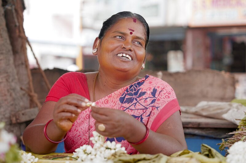 Jasminverkäuferin Tamil Selvi auf dem Markt von Madurai – Bild: Tournez S’il Vous Plaît