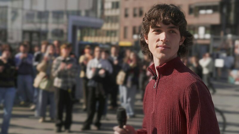Der Abiturient Leo hat einen Schülerstreik gegen den Wehrdienst in Koblenz mitorganisiert. – Bild: SWR/​Harry Schlund