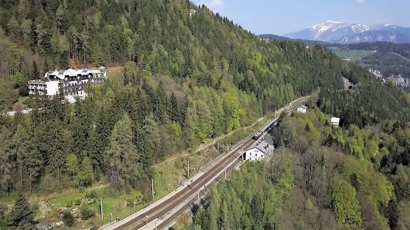 Luftaufnahme der Semmering-Einfahrt. – Bild: 3sat