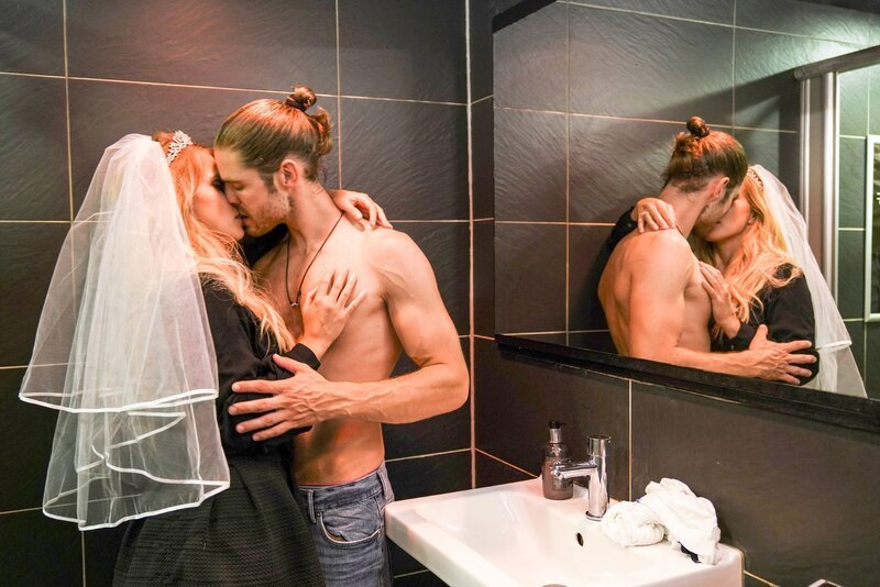 Sonja (Sarah Mangione) erinnert sich erschrocken daran, in der Nacht Sex mit einem Fremden (Jeffy Jacobson) gehabt zu haben. – Bild: TVNOW /​ Dennis Hundt