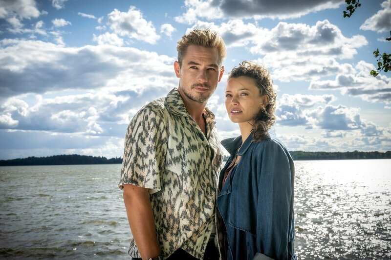 Die Hauptdarsteller der neuen „Inga-Lindström“-Folge „Die vergessene Hochzeit“: Niklas Löffler als „Albin“ und Vivien König als „Pia“. – Bild: ZDF und Ralf Wilschewski
