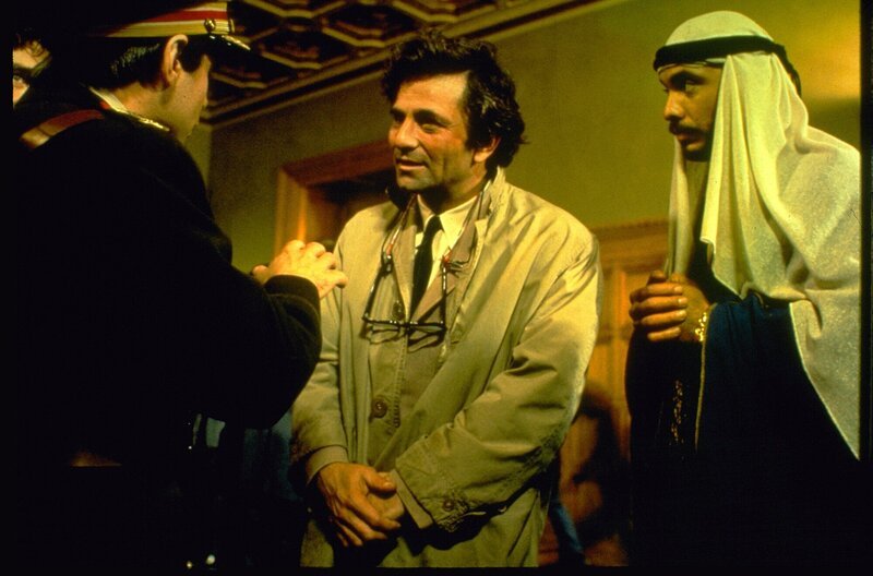 Columbo (Peter Falk, Mitte); Hassan Salah (Hector Elizondo, r.) – Bild: RTLup