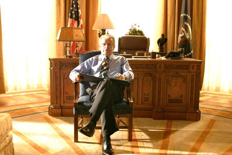 Präsident Hayes (William Devane) prüft die Akten des Stargate-Projektes. Soll er das Programm wirklich einstellen … – Bild: RTL II