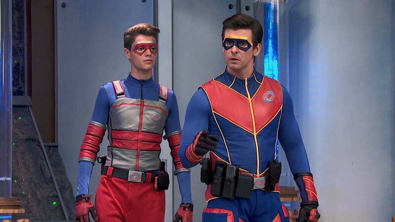 L-R: Henry Hart (Jace Norman), Captain Man /​ Ray Manchester (Cooper Barnes) – Bild: ViacomCBS