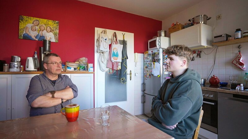 Andreas Domke, Pfarrer im brandenburgischen Zehdenick, spricht mit seinem 17-jährigen Sohn über das im Grundgesetz verbriefte Recht zur Kriegsdienstverweigerung. – Bild: SWR/​rbb/​Arne Jannsen