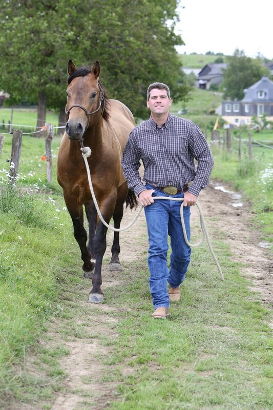 Fotoshooting mit „Pferdeprofi“ Bernd Hackl – Bild: VOX/​Ralf Jürgens