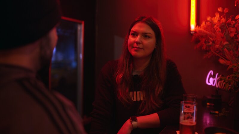 Alina (31) sehnt sich nach einer langfristigen Partnerin, doch das Dating gestaltet sich schwierig. – Bild: ZDF und Jan Prillwitz