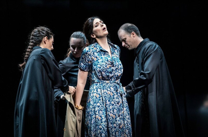 Marianne Crebassa strebt als trauernde Mutter nach Glück. – Bild: Jean Louis Fernandez