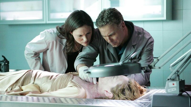 Sara (Jorja Fox) und Grissom (William Petersen) untersuchen den Tod von Charlotte Sommerville (Blake Lindsley, lieg.), die gekreuzigt in einer Kirche aufgefunden wurde. Als sich herausstellt, dass das Opfer schwanger war, überschlagen sich die Ereignisse … – Bild: MG RTL D /​ CBS