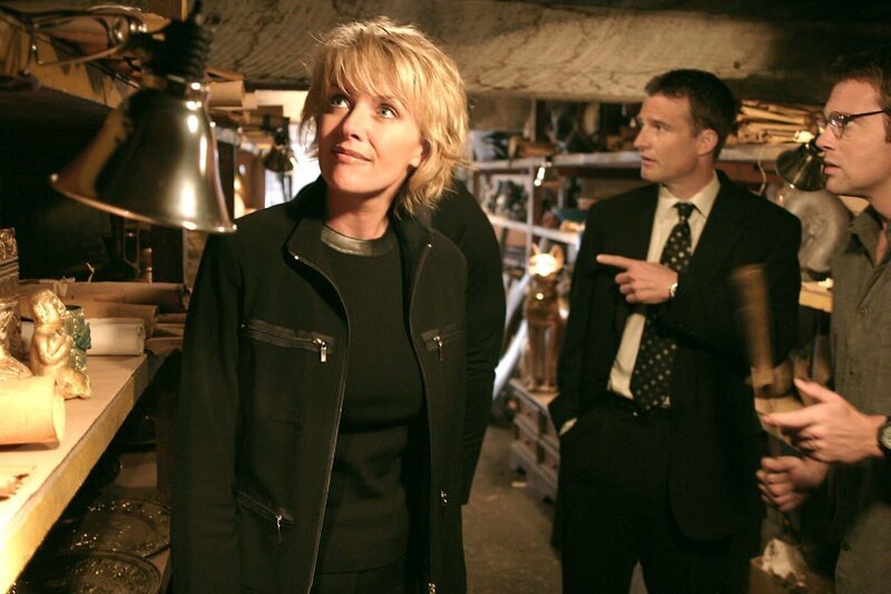 Agent Barrett (Peter Flemming, mi.) zeigt Carter (Amanda Tapping, li.) und Daniel (Michael Shanks, re.) eine riesige Sammlung alter ägyptischer Artefakte …. – Bild: RTL II