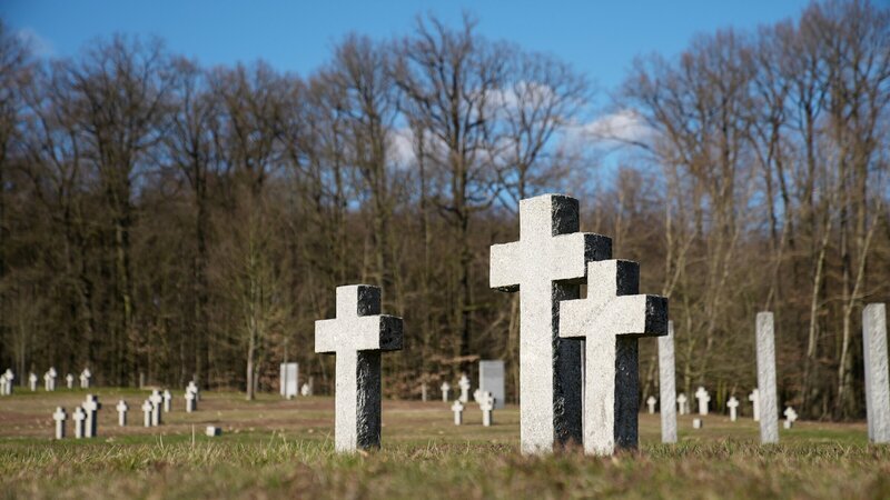 Auf der Kriegsgräberstätte Stare Czarnowo bei Stettin liegen mehr als 30.000 deutsche Soldaten. – Bild: 3sat