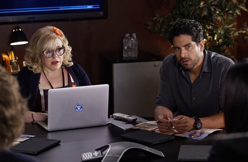 Können Garcia (Kirsten Vangsness, l.) und Luke (Adam Rodriguez, r.) herausfinden, wer der Mann ist, der glaubt, der Bruder von Dr. Tara Lewis zu sein? – Bild: CBS Broadcasting, Inc. /​ Robert Voets