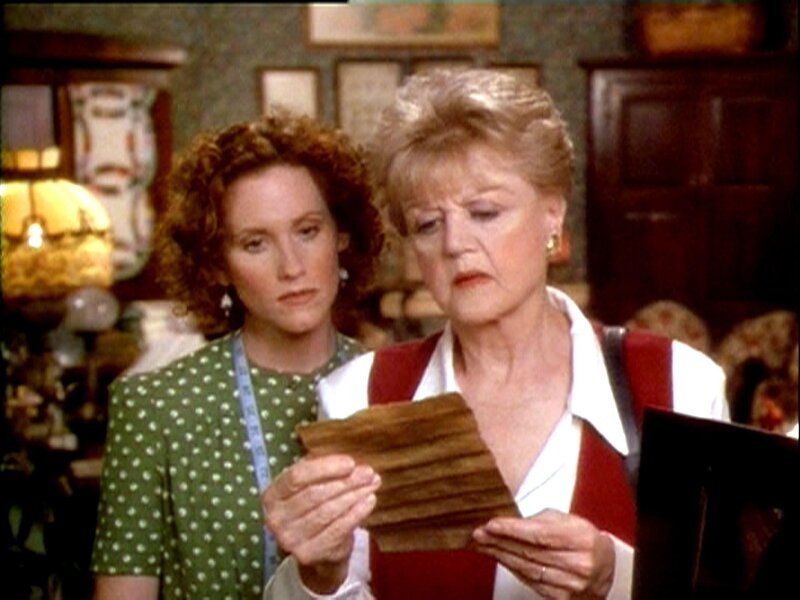 Nancy Godfrey (Judith Hoag, l.) und Jessica (Angela Lansbury) haben in einer Spieluhr ein altes Schriftstück gefunden. – Bild: Sat.1 Gold