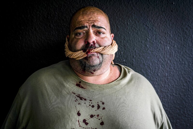 Itchy (Hakan Orbeyi) wird von Tareks Männern festgehalten. – Bild: TVNOW /​ Dennis Hundt