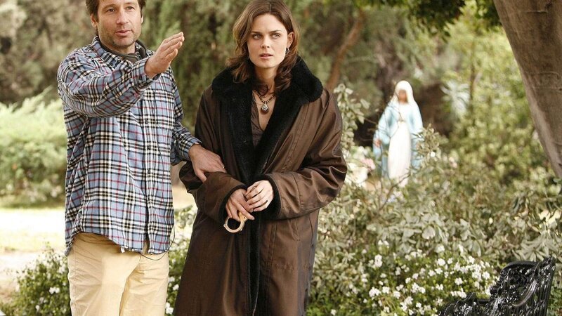 Regisseur David Duchovny während der Dreharbeiten mit Hauptdarstellerin Emily Deschanel. Die Verwendung des sendungsbezogenen Materials ist nur mit dem Hinweis und Verlinkung auf TVNOW gestattet. – Bild: TVNOW /​ FOX