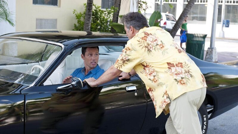 Als wäre die Suche nach dem verschwundenen Koffer samt der Namenslisten nicht schon genug, müssen sich Michael (Jeffrey Donovan, l.) und Sam (Bruce Campbell) einem weiteren Fall widmen. Denn bei einer Gasexplosion sind vier Menschen ums Leben gekommen. – Bild: RTL /​ USA Network