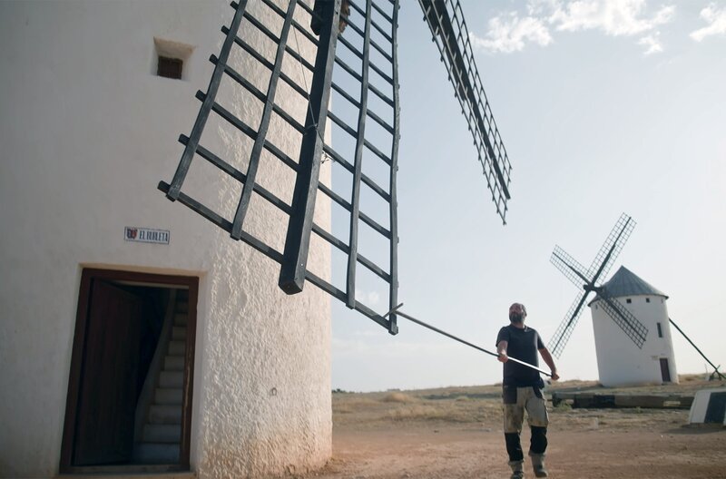 Bewahrung des lokalen Erbes: Die Region La Mancha ist berühmt für die Geschichte von Don Quijote, der gegen Windmühlen kämpfte. Heute haucht Juan Bautista diesen technischen Meisterwerken neues Leben ein. – Bild: Miguel Garcia Iraburu