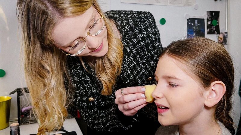 Lena schminkt Schauspielerin Hannah unter Zeitdruck. – Bild: ORF