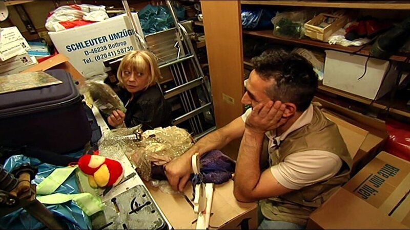 Petra will mit dem Verkauf ihrer Erbstücke ihrer schwangeren Tochter helfen. Der Trödelexperte Mauro findet jedoch nur wertlosen Kram. Ein Verkaufserfolg ist trotzdem möglich, wenn die Käufer großzügig sind. – Bild: RTLZWEI
