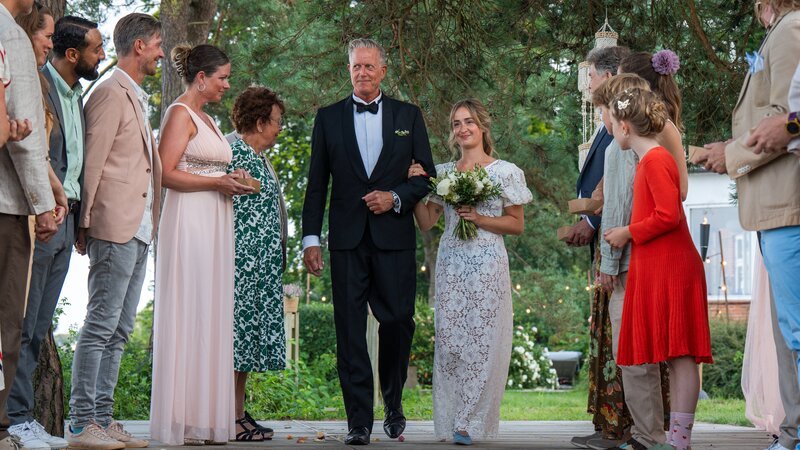 Dan (Peter Mygind) führt stolz seine Tochter Laura (Mia Helene Højgaard) zum Altar. – Bild: Henrik Petit /​ ZDF