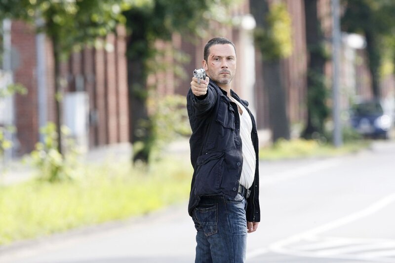 Die Helden verfolgen Jakobs zu Fuß, der schießt einen Tanklaster in Brand um sie aufzuhalten. – Bild: RTL