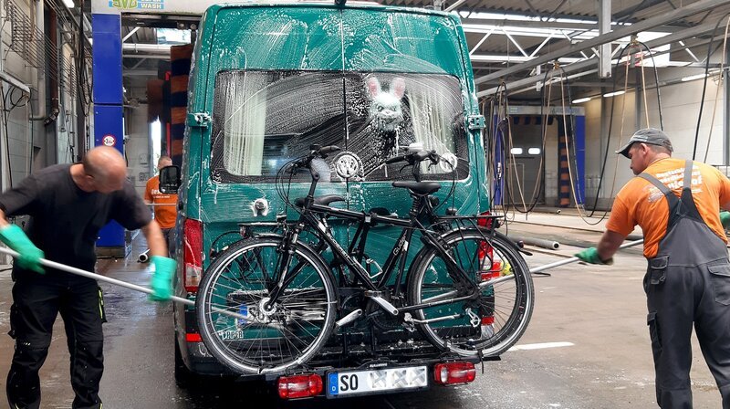 Für eine saubere Fahrt in den Camping-Urlaub: Eine Profiwäsche in der Spezialwaschanlage kostet je nach Größe des Wohnmobils zwischen 38 und 50 Euro. – Bild: NDR/​Produktion Clipart