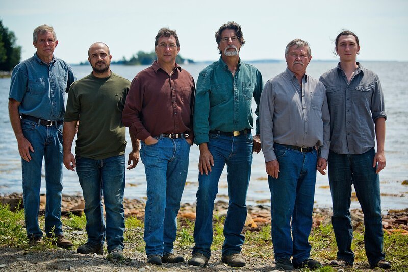 L-R: Craig Tester, Jack Begley, die Brüder Marty und Rick Lagina, David Blankenship und Alex Lagina wollen das Geheimnis der sagenumwobenen Insel „Oak Island“ im Nordatlantik lösen und einen wertvollen Schatz finden. – Bild: Prometheus Entertainment (USA) /​ A+E Networks