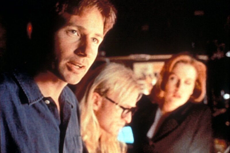 Mulder (David Duchovny, l.), Langley (Dean Haglund, M.) und Scully (Gillian Anderson, r.) versuchen gemeinsam herauszufinden, an welchem geheimnisvollen Projekt Mulders Vater und ein ehemaliger Nazi-Wissenschaftler nach dem Zweiten Weltkrieg gearbeitet haben. – Bild: ProSieben MAXX