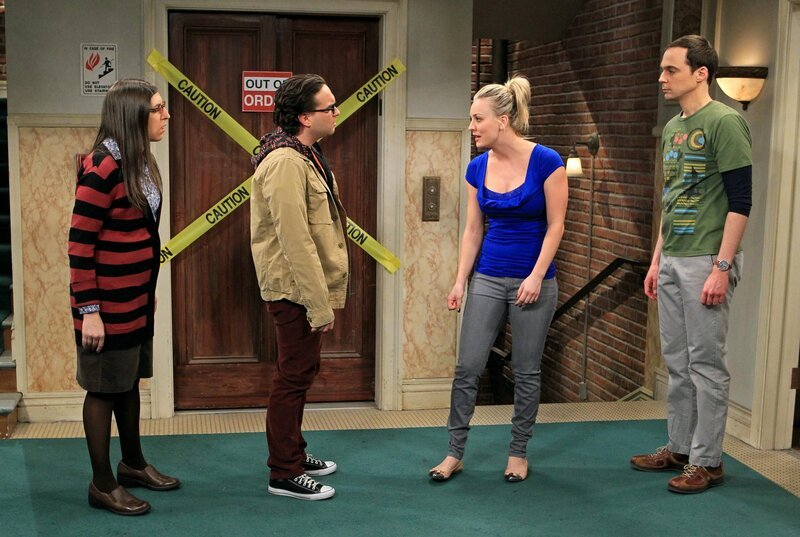 Ein Streit zwischen Sheldon (Jim Parsons, r.) und Leonard (Johnny Galecki, 2.v.l.) schwappt auch auf Penny (Kaley Cuoco, 2.v.r.) und Amy (Mayim Bialik, l.) über … – Bild: © Warner Bros. Television